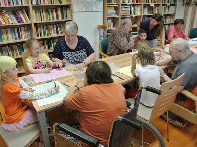 Společné malování dětí a seniorů v Domově Na Zátiší do VV soutěže Stáří očima dětí, 11. 6. 2019