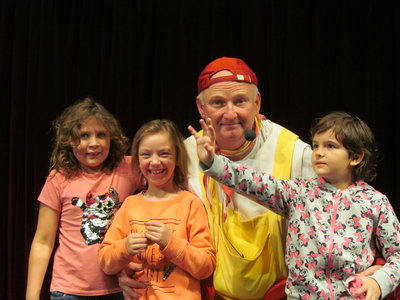 15. 10. 2019 jsme navštívili hudební divadelní představení pro děti v KC Rakovník – Hrátky s Krejčíkem Honzou.