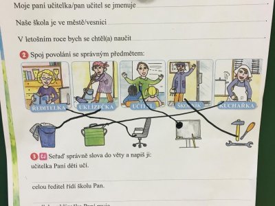 kdo je ve škole?