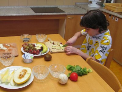 Učíme se zdravě jíst, připravili jsme ovocný salát.