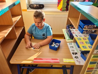 Září