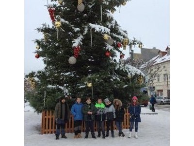 Třída V. L u vánočního stromku na Husově náměstí.