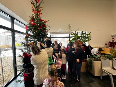 Zdobení stromečku v Masarykově nemocnici Rakovník
