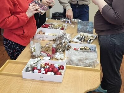 Dekorování vánočních svícnů