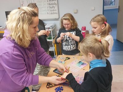 z korálků vyrábíme hvězdičky...