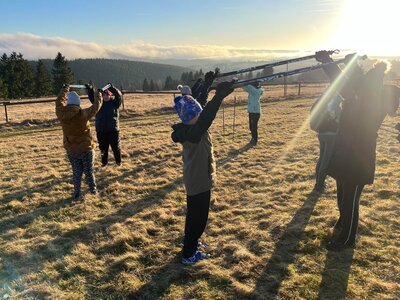 Cvičení ve dvojici patří mezi oblíbené.