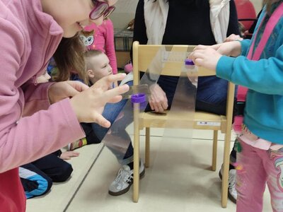 vyzkoušeli jsme si hrát hokej pomocí víčka a pravítka...