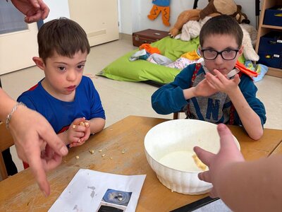 pečeme mini koblížky masopustní...