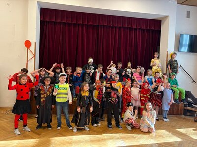 všichni jsme měli masku...