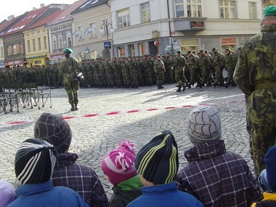 2010-11-12 Slavnostní dekorování vojáků v Rakovníku (MŠS)