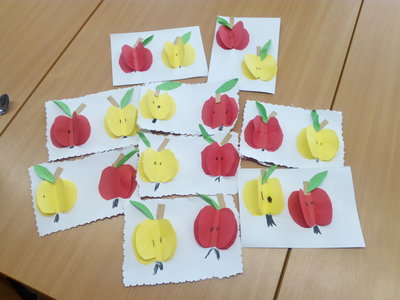 Na kroužku Šikovné ruce vyrábíme obrázek s jablíčky
