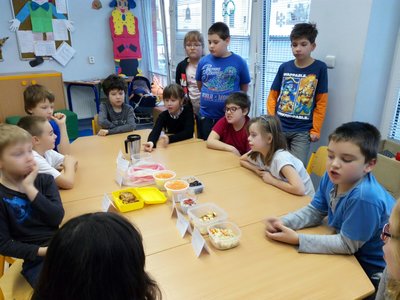 Ochutnáváme výborné zdravé pokrmy, které pro nás doma připravily maminky :-)