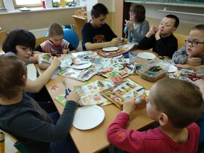 Stříháme z časopisů a lepením si vyrábíme zdravý jídelníček
