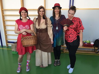 Červená Karkulka, trhovkyně, vodnice a japonská gejša se s vámi pro tento školní rok loučí a těší se na příští karneval :-)