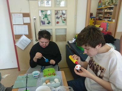 Také děti malovaly na vajíčka