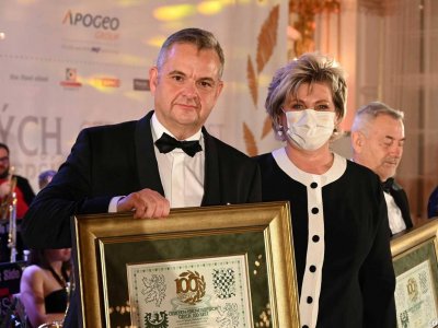 Místopředsedkyně Sněmovny Ing. Věra Kovářová předává ocenění.