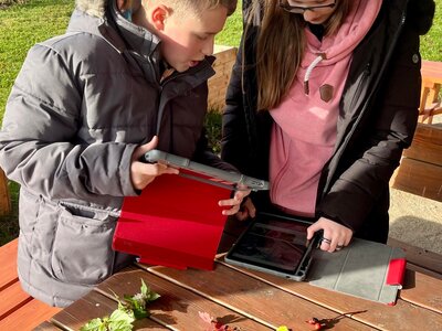 S iPady na školní zahradě.