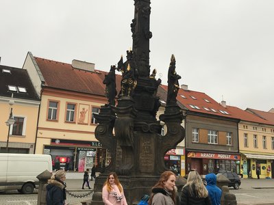 Na Husově náměstí - podle fotografií poznáváme historické památky